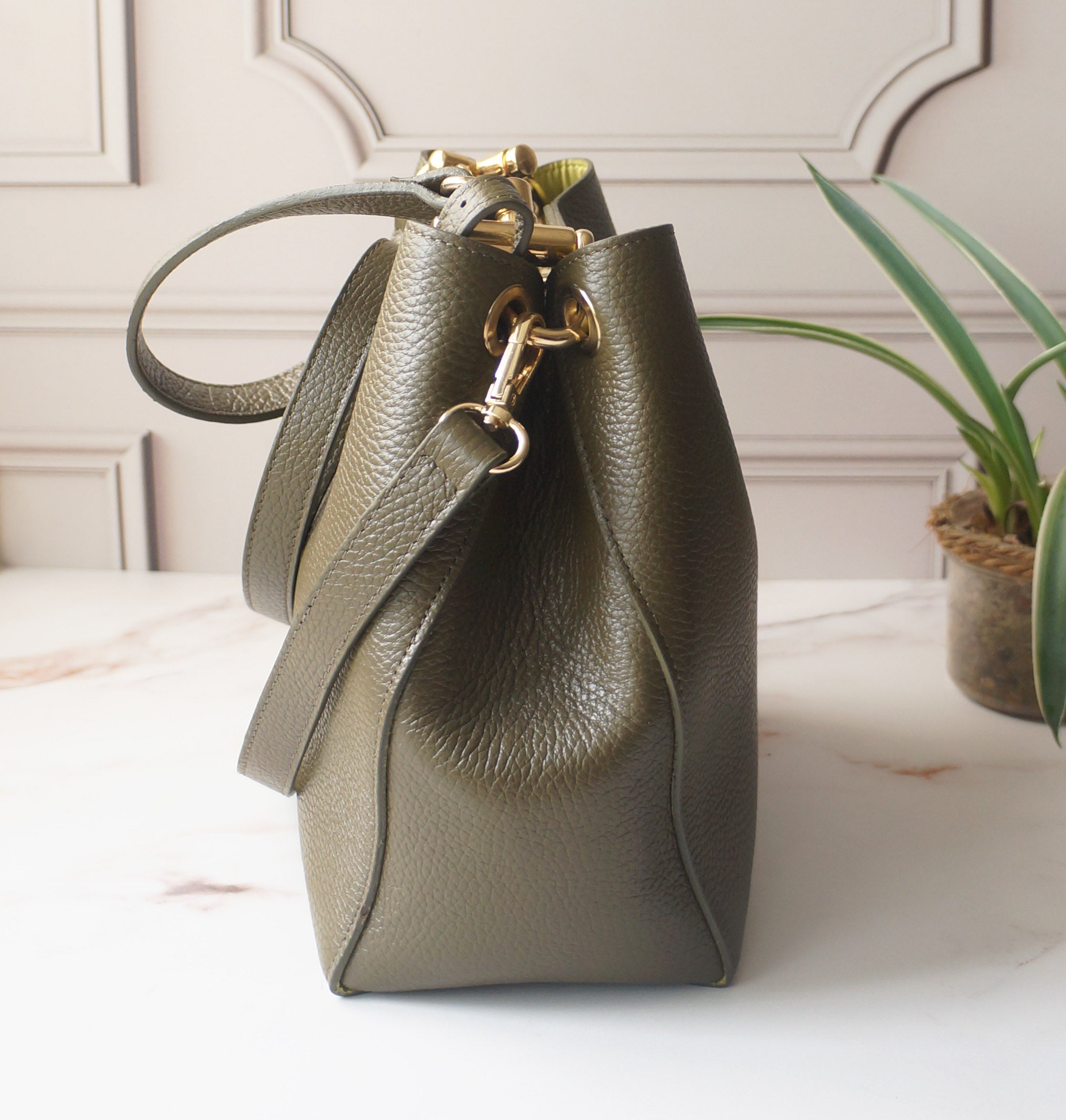Camina bucket bag - Military Green Pebbled