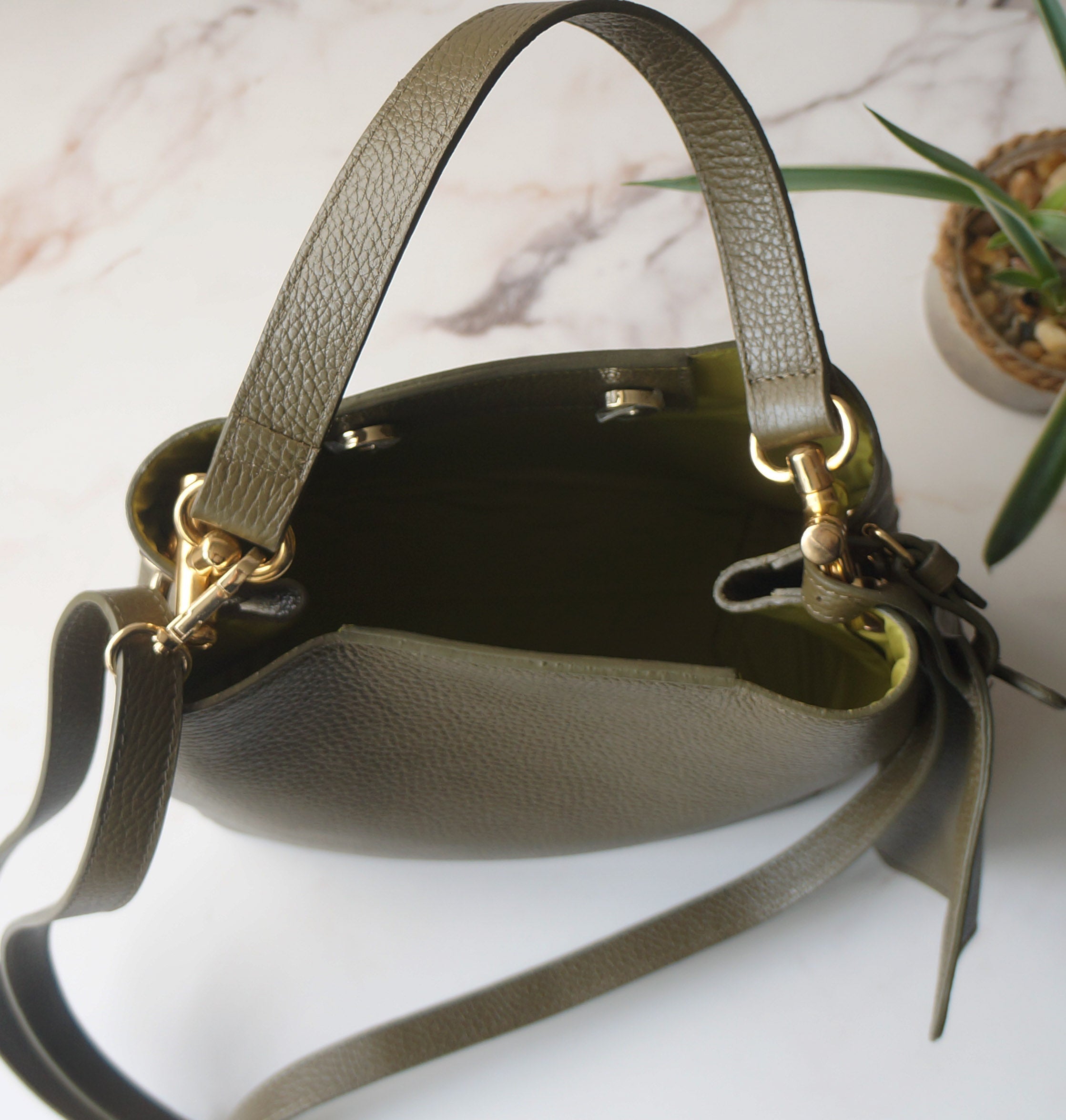 Camina bucket bag - Military Green Pebbled