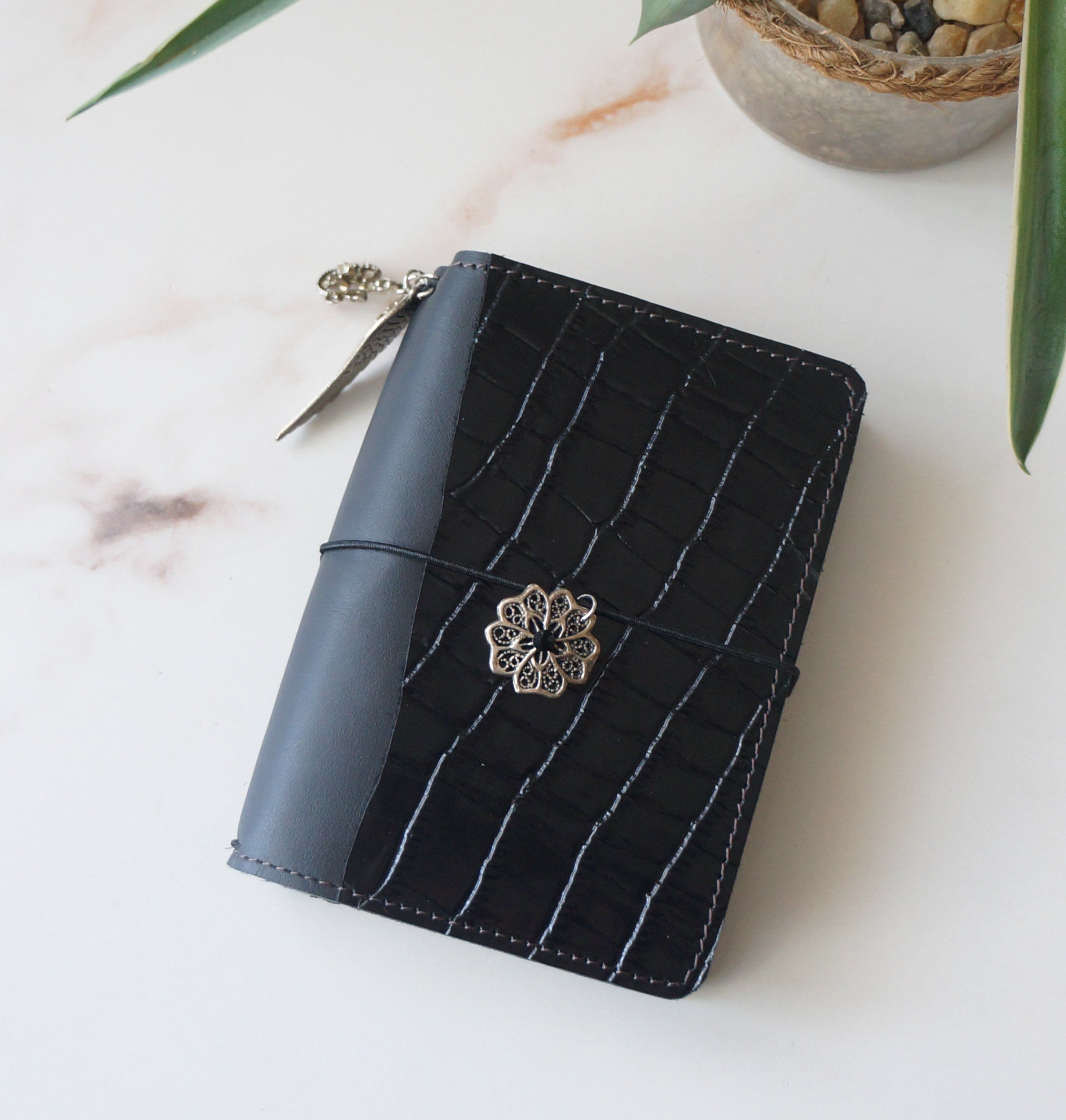 Passport Rustic - Black Mat & Croc