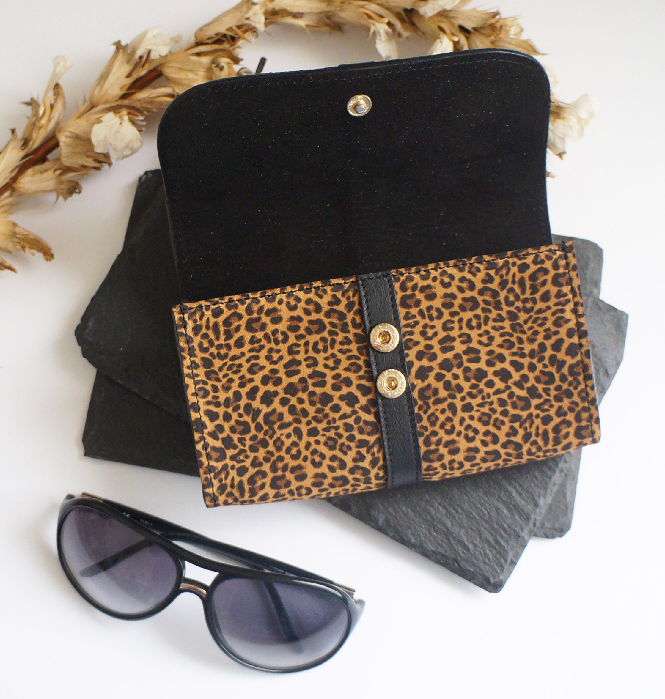Leather Glasses Holder & Wallet Fits All Glasses, Cards, Phone, Keys with Detachable Strap (Copie)