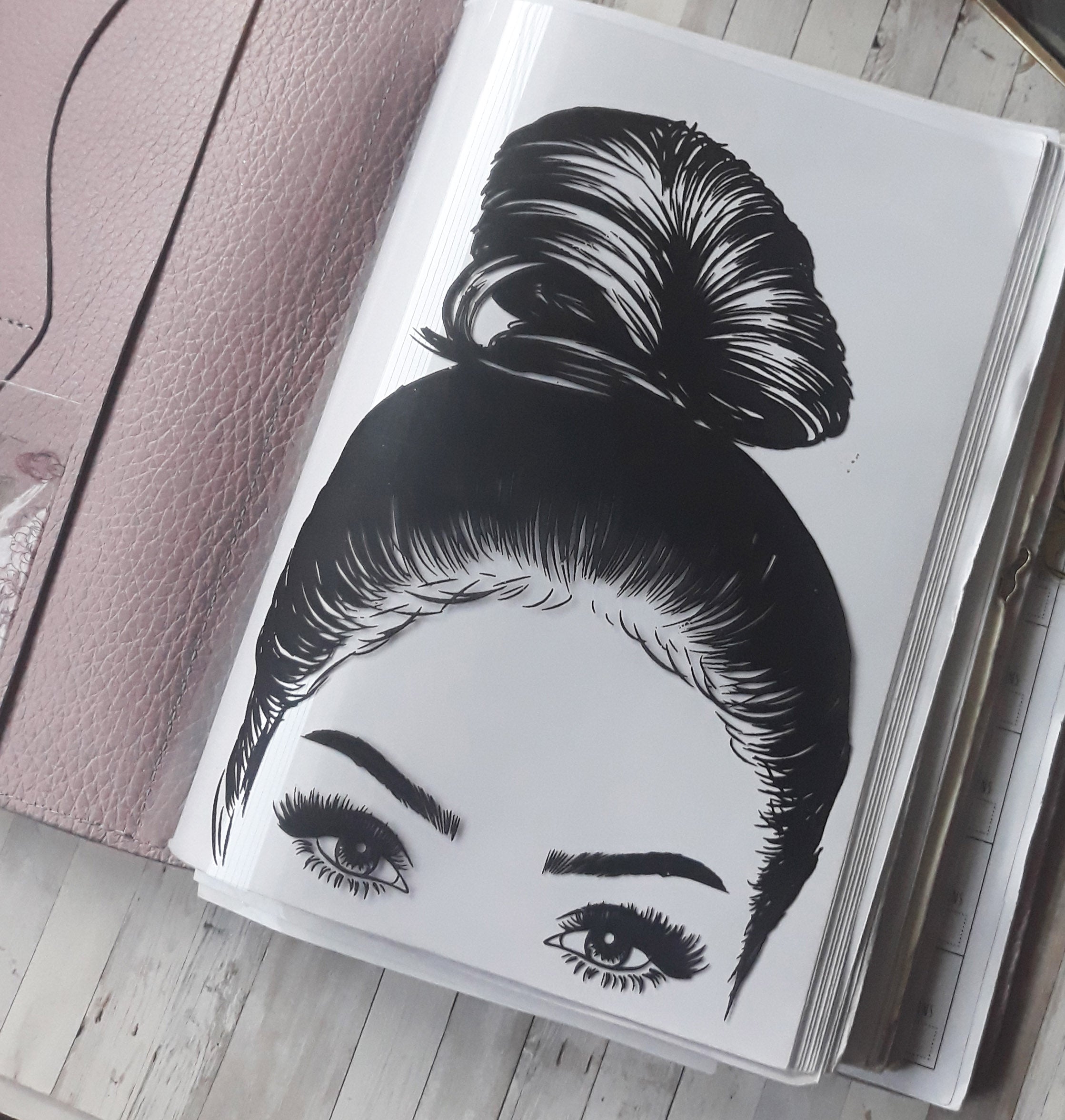 Acetate "Peek bun lady" Dashboard - Naya Paperie