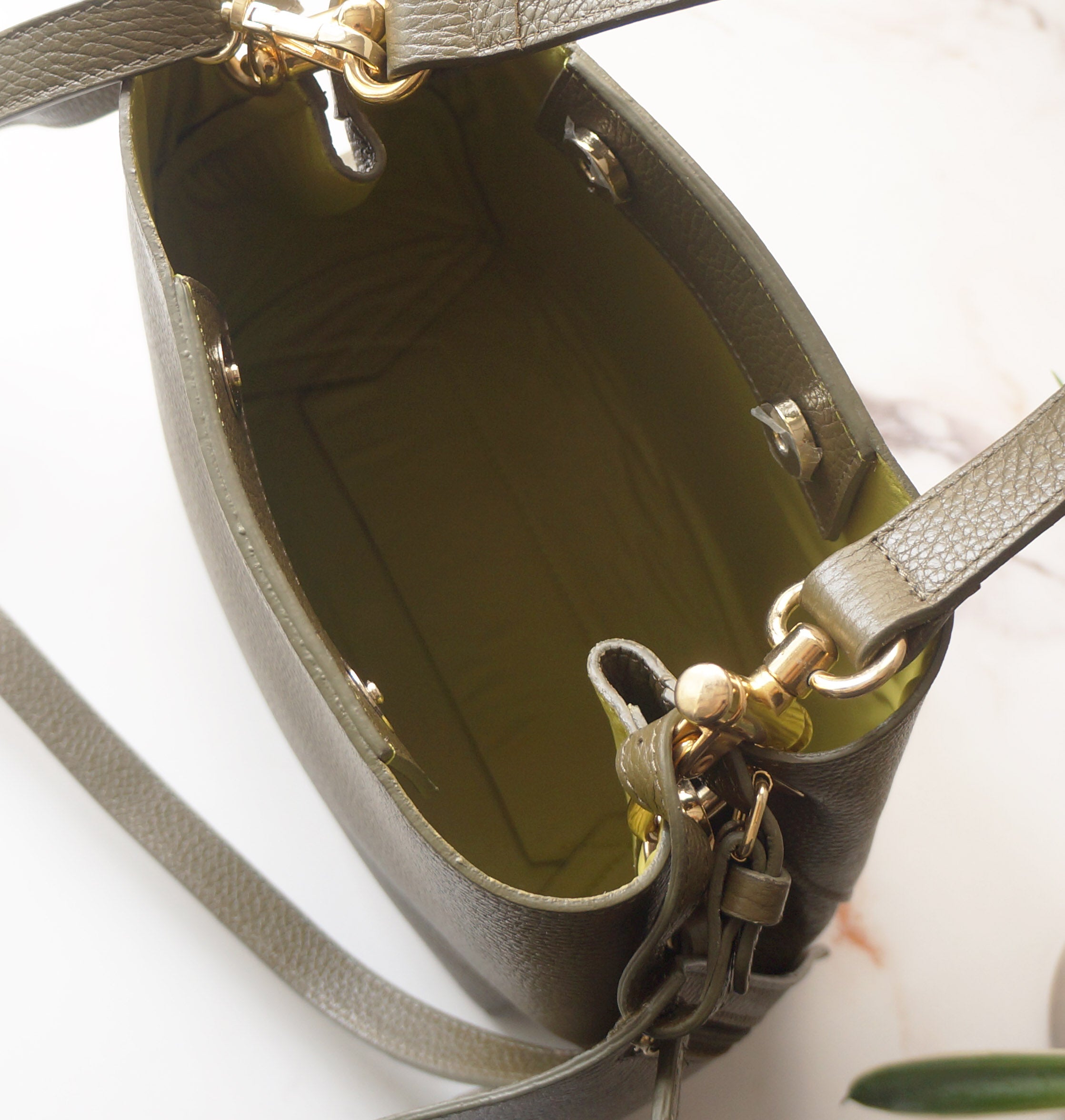 Camina bucket bag - Military Green Pebbled
