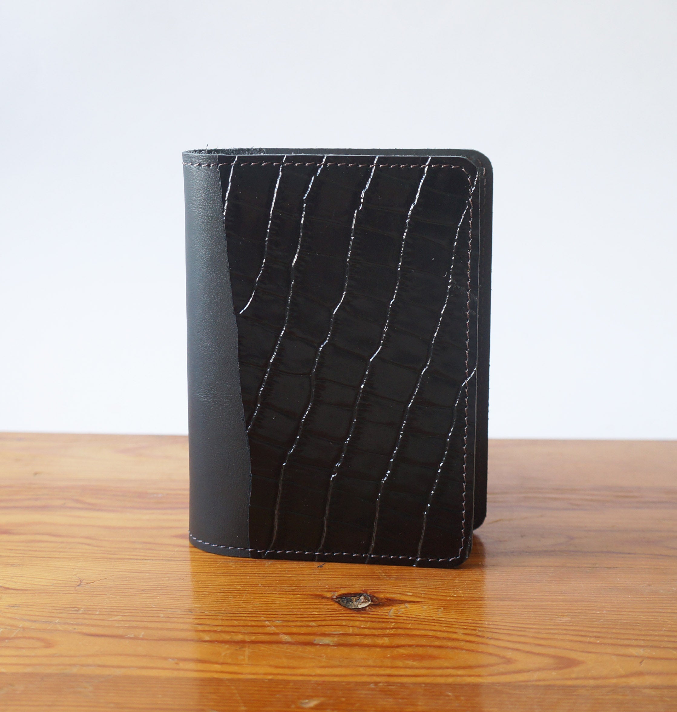 Passport Rustic - Black Mat & Croc
