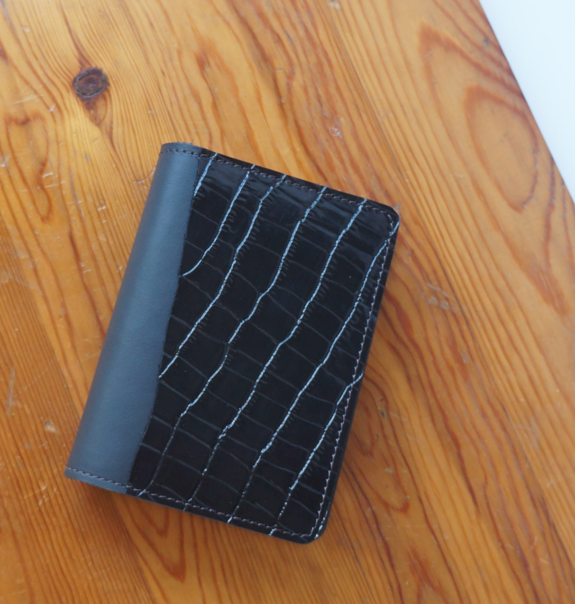 Passport Rustic - Black Mat & Croc