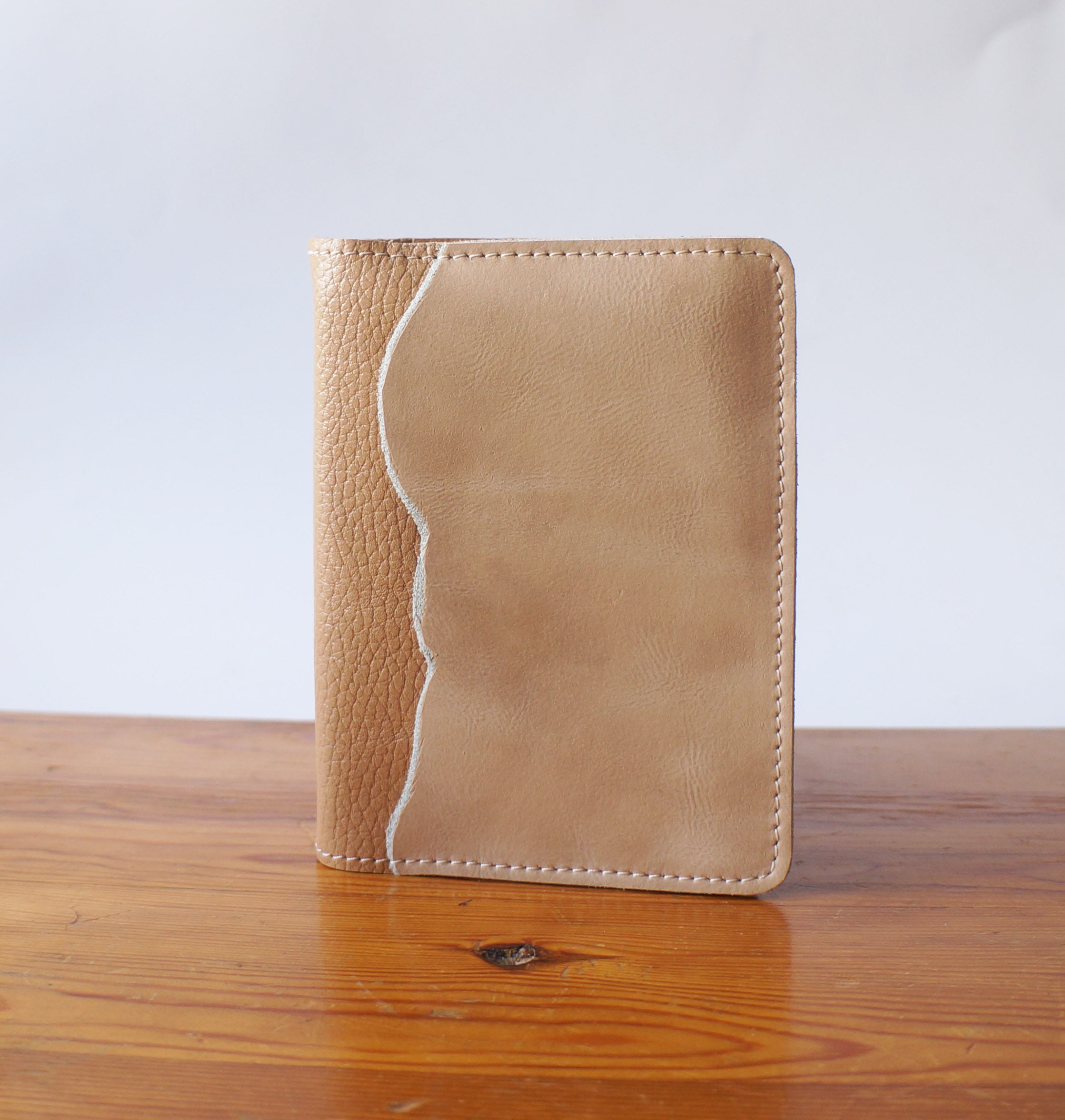 Passport Rustic - Angora & Beige Pebbled