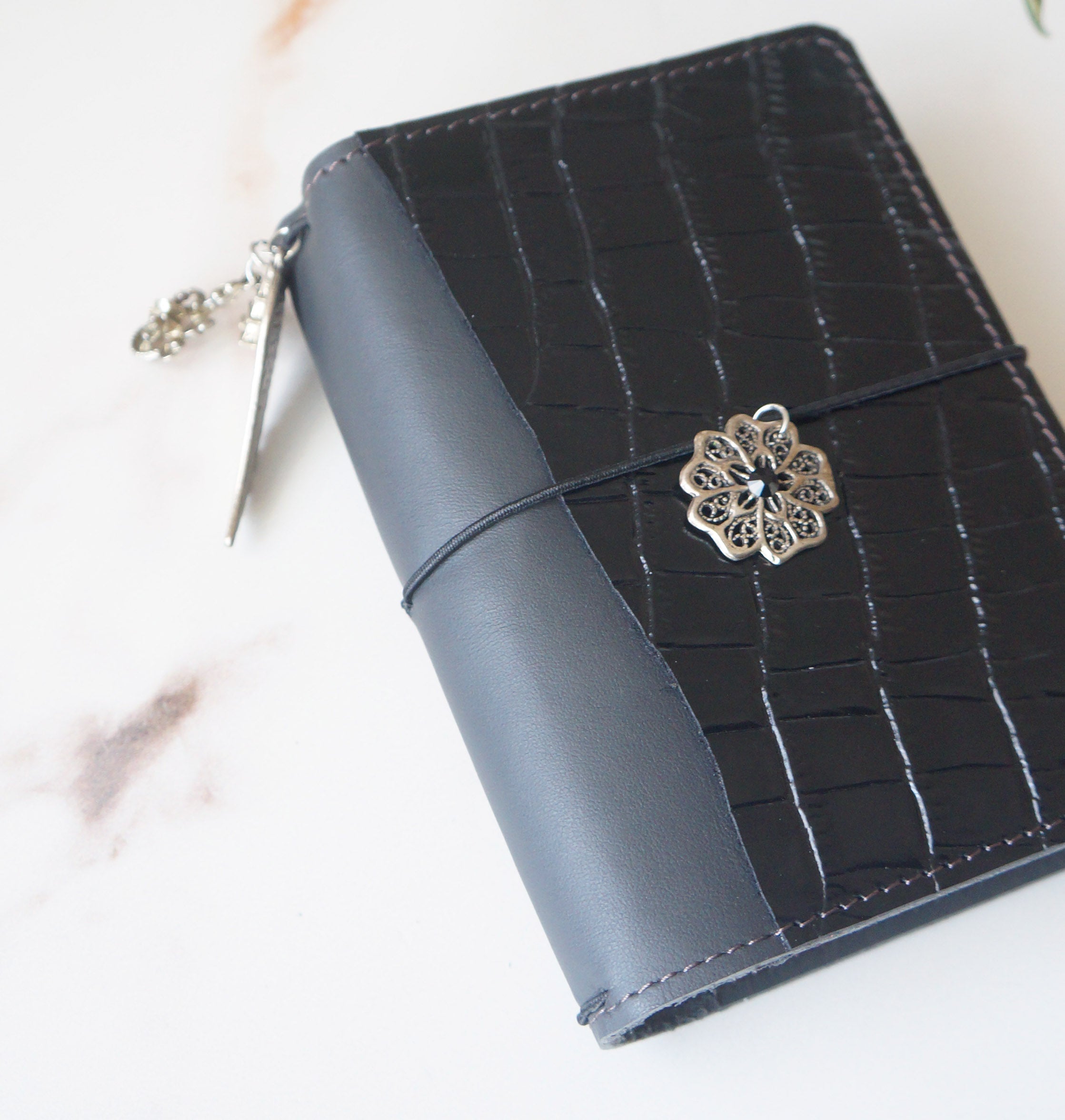 Passport Rustic - Black Mat & Croc